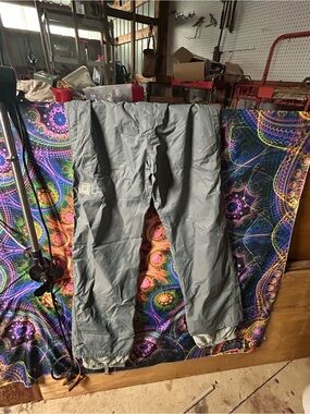 Men's Gray Cargo Outdoor Pants - Water-Ready Utility Style snow pants